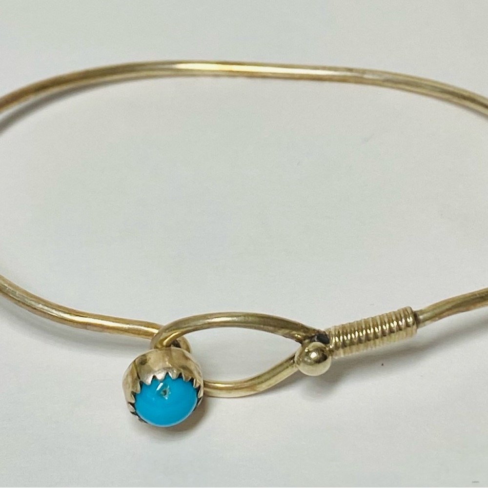 925 Sterling Wire Loop Latch Bracelet w. Blue Stone